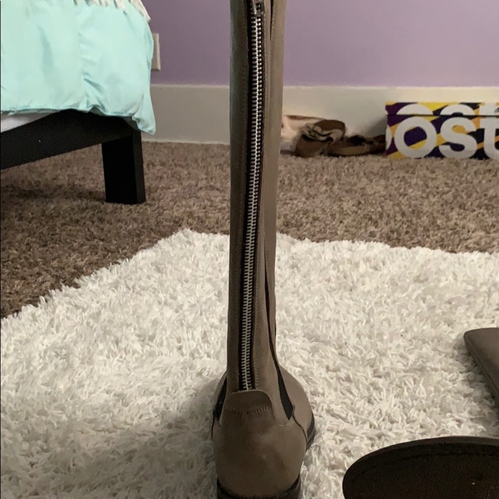Boots - Picture 3 of 3